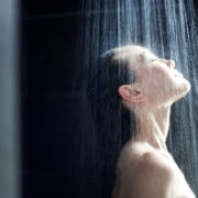 Banho frio X banho quente: os benefícios de cada um
