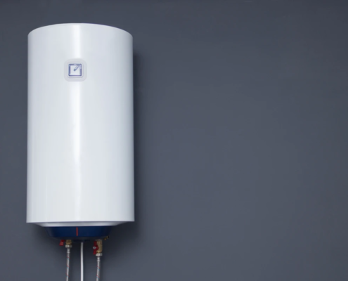 Boiler moderno instalada em parede de cor cinza escuro, para aquecimento de água residencial ou comercial, com controle digital.