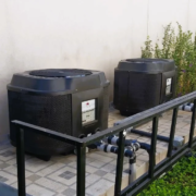 Unidades externas de bomba de calor da Fasterm instaladas em plataforma com grades de proteção e vegetação ao redor