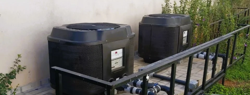 Unidades externas de bomba de calor da Fasterm instaladas em plataforma com grades de proteção e vegetação ao redor