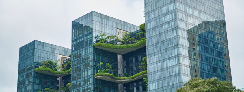 certificações de sustentabilidade - Foto de três prédios modernos