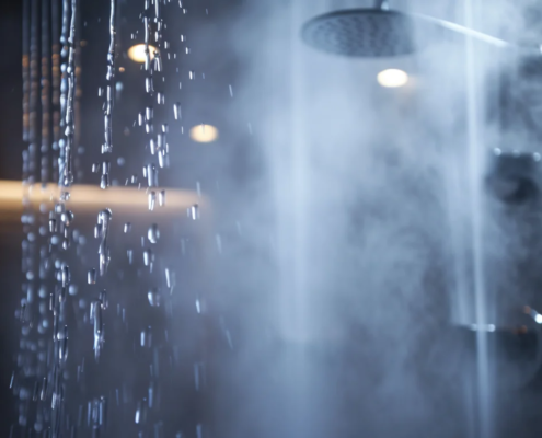 Chuveiro com água quente e vapor em banheiro moderno