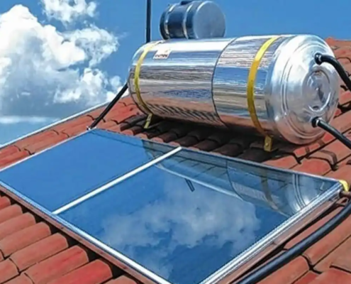 Sistema de aquecimento solar instalado em telhado de casa, com painel solar e cilindro de armazenamento, aproveitando energia solar para aquecimento de água.