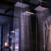 Chuveiro moderno com múltiplos jatos de água em banheiro luxuoso com iluminação suave